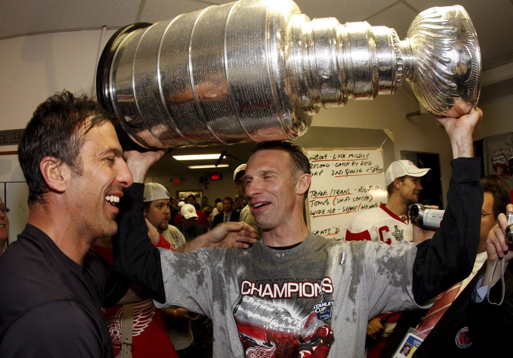 V roce 2002 získal s Detroitem Red Wings vytoužený Stanley Cup.
