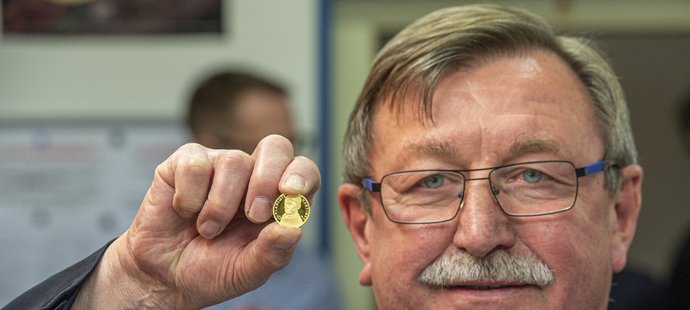 Vladimír Martinec pózuje se svou mincí