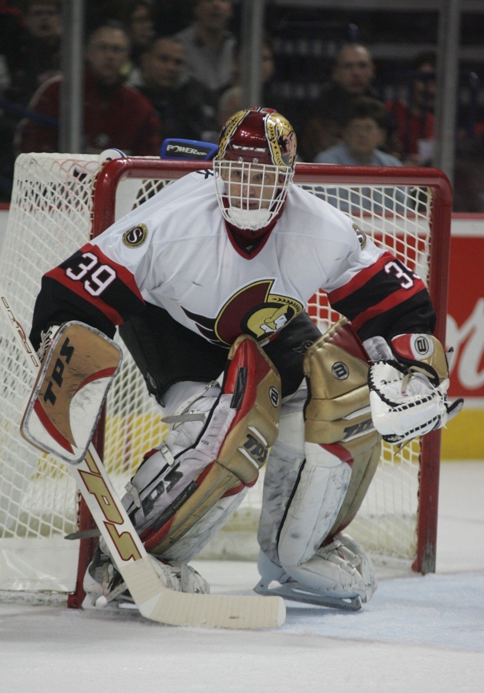 39. Dominik Hašek, brankář - Okouzlil NHL svým neortodoxním stylem a navždy se zařadil mezi absolutní velikány. Jako první Čech se stal členem Hokejové síně slávy.