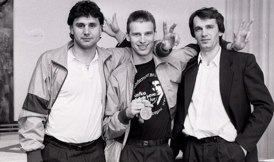 Dominik Hašek na srazu reprezentace v roce 89. Vedle něj Vladimír Růžička (vlevo) a Vladimír Svitek (vpravo)