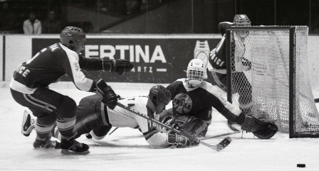 Hašek v ligovém utkání v brance Tesly Pardubice proti Spartě v listopadu 1987