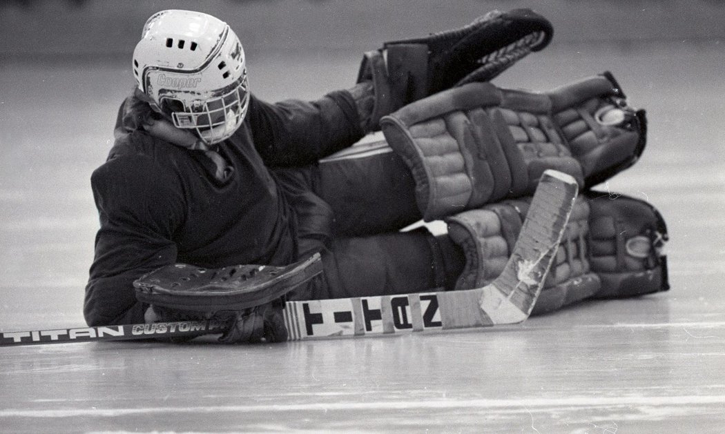 V tomhle chytal Dominik Hašek za Pardubice v roce 1989