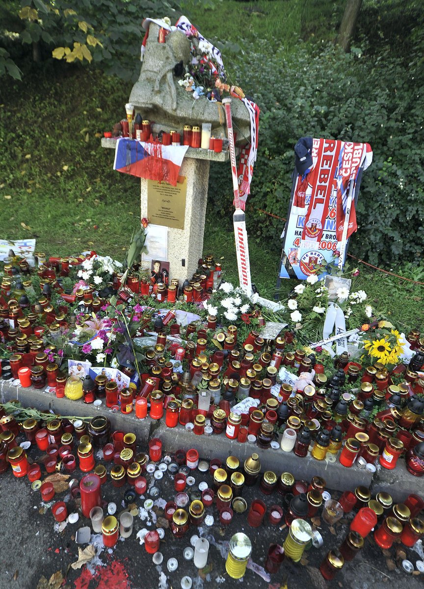 Stovky svíček vyjadřují smutnou vzpomínku na Josefa Vašíčka