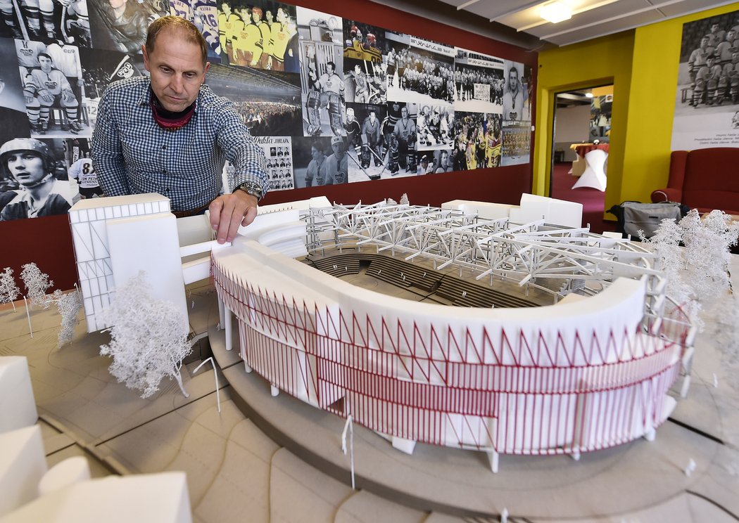Šéf Dukly Bedřich Ščerban při představování modelu nové multifunkční haly, která v Jihlavě vyroste na místě, kde zatím ještě stojí starý Horácký stadion