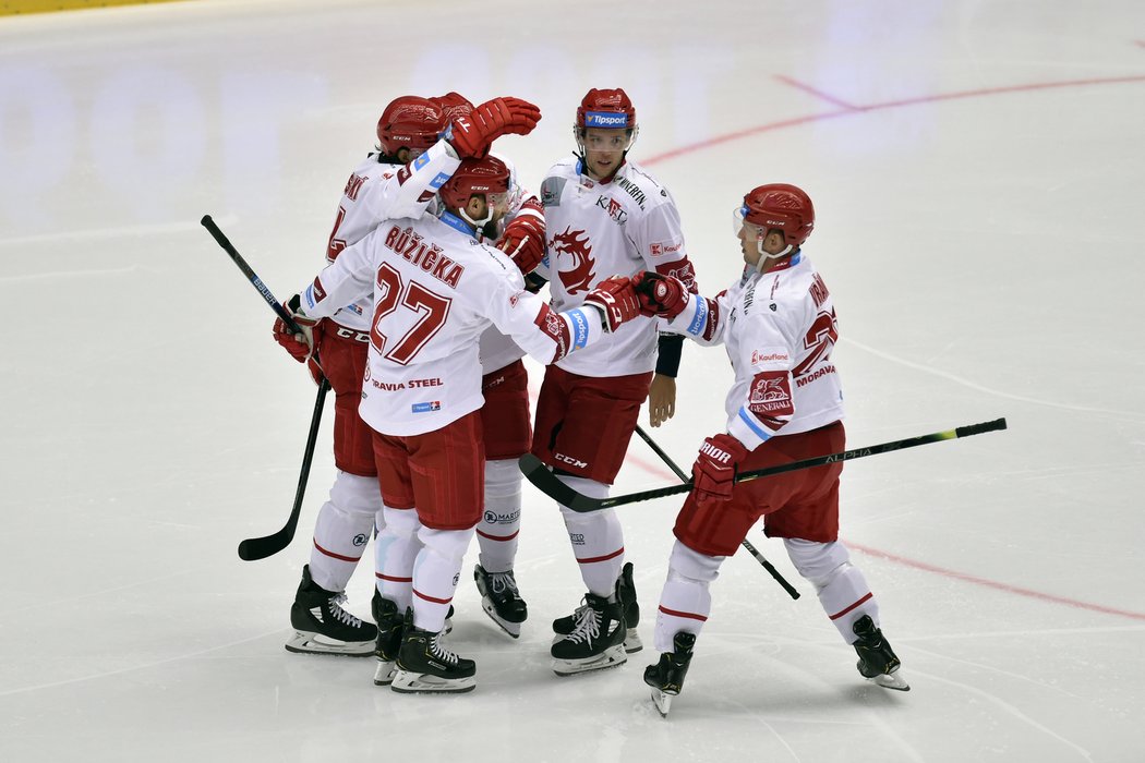 Třinečtí hokejisté slaví trefu do sítě Vítkovic