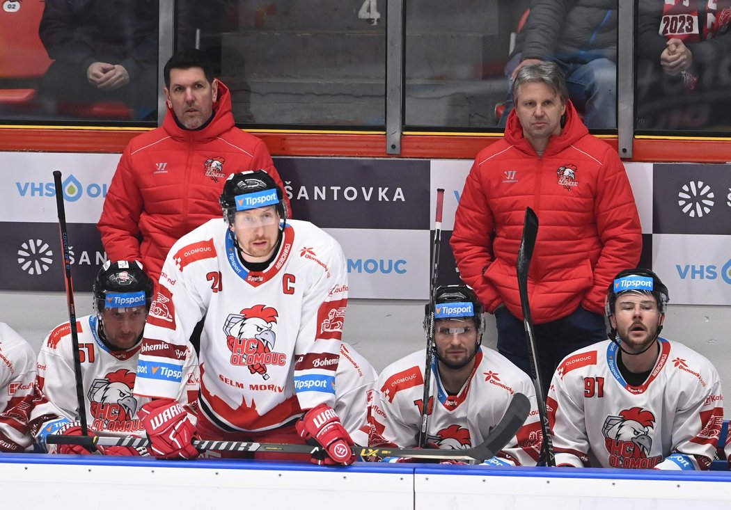 Trenéři Boris Žabka a Jan Tomajko na olomoucké střídačce