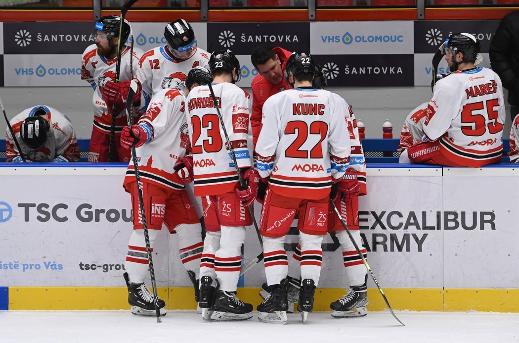 Olomoučtí hokejisté naslouchají pokynům Borise Žabky