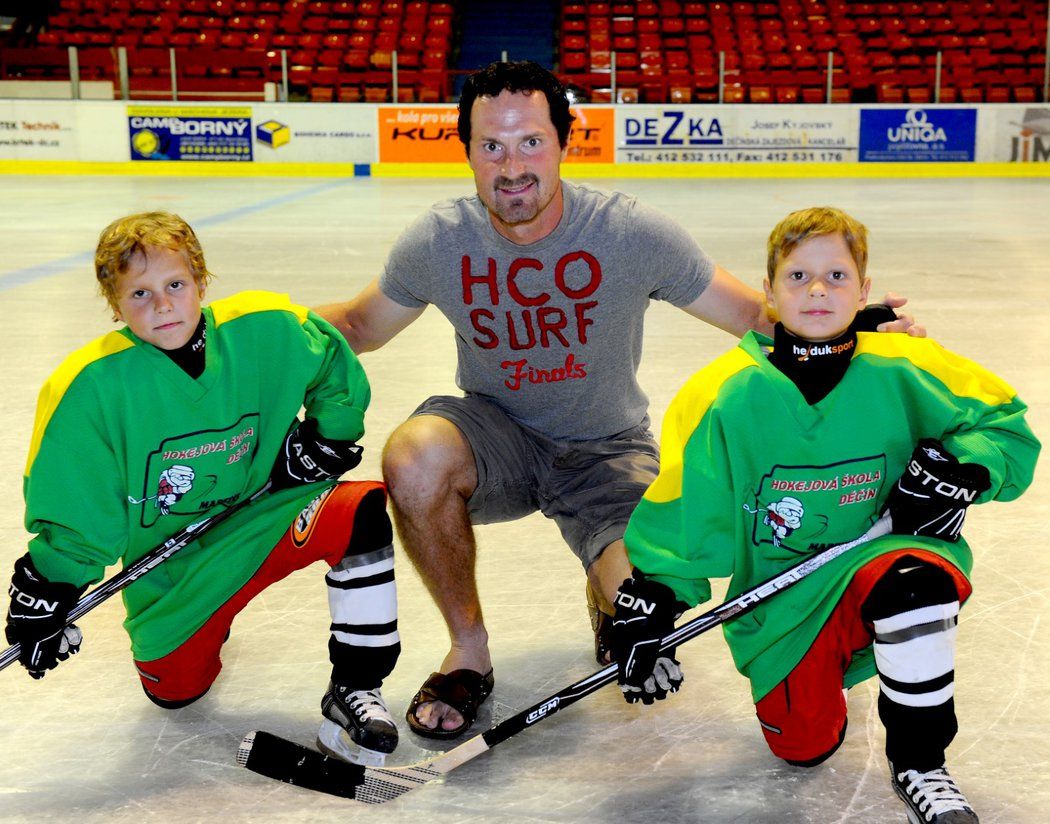 Legendární český hokejista Milan Hejduk v roce 2010 se svými syny Davidem a Markem