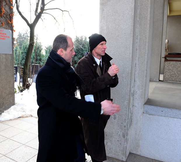Hašek a Straka přicházejí na pohřeb. Hašek a Straka přicházejí na pohřeb.