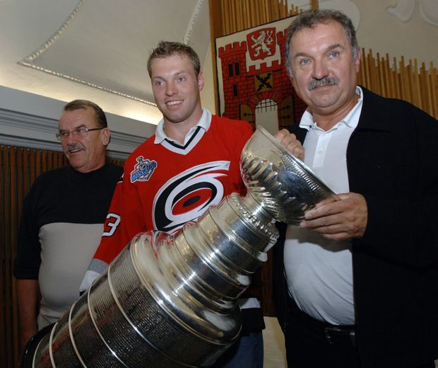 Vítěz Stanley Cupu Josef Vašíček, Jaromír Henyš vlevo. Vítěz Stanley Cupu Josef Vašíček, Jaromír Henyš vlevo.