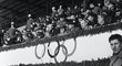 Vítězní Britové na olympiádě v Ga-Pa 1936, kterou diktátor Adolf Hitler použil i jako obludnou oslavu své moci. Hráči z Ostrovů řešili, zda hajlovat, a někteří se dokonce s nic netušícím führerem na ochozu vyfotili...