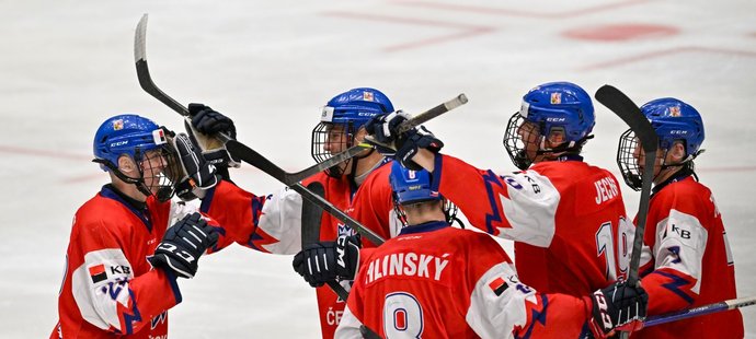 Česká radost v semifinále Hlinka Gretzky Cupu, vlevo střelec Maxmilian Curran