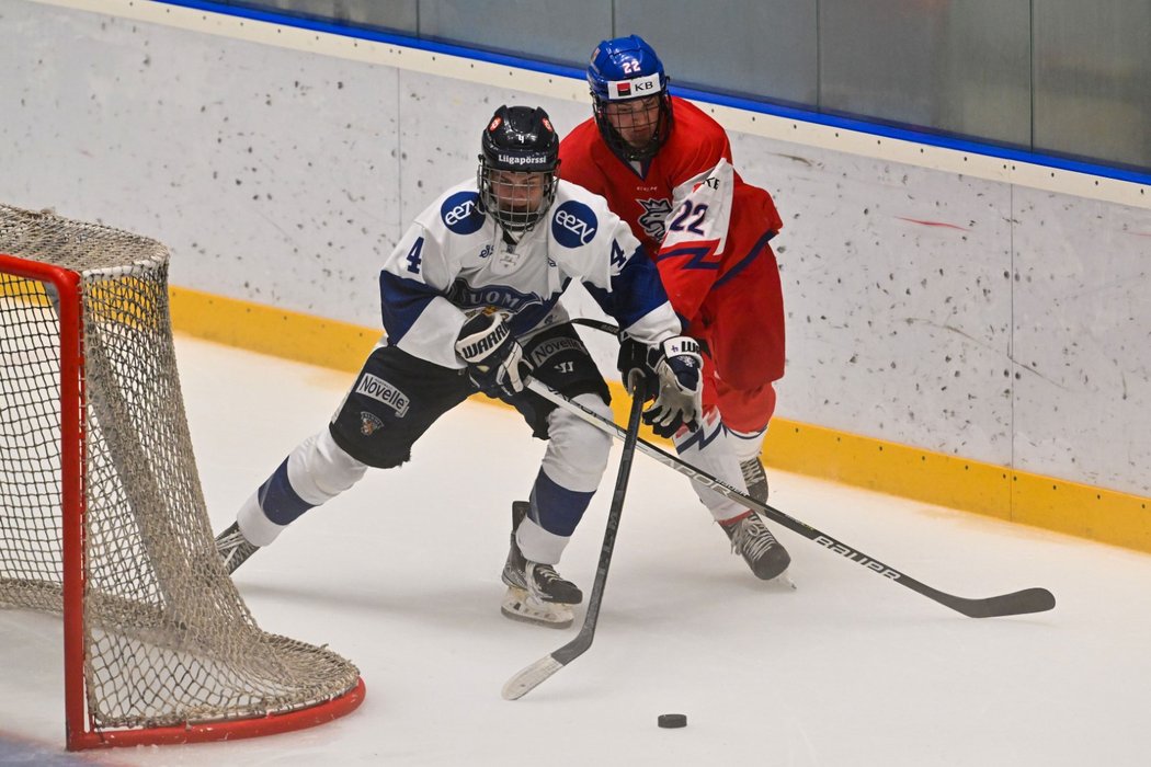 Maxmilian Curran v semifinále Hlinka-Gretzky Cupu narušuje finskou rozehrávku