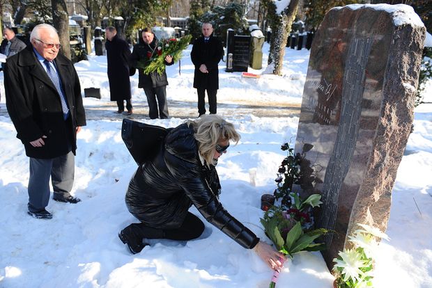 Liběna Hlinková pokládá kytici k hrobu manžela. Liběna Hlinková pokládá kytici k hrobu manžela.