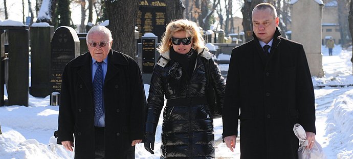 Karel Gut, Liběna Hlinková a Martin Urban (zleva) na cestě ke hrobu slavného trenéra.