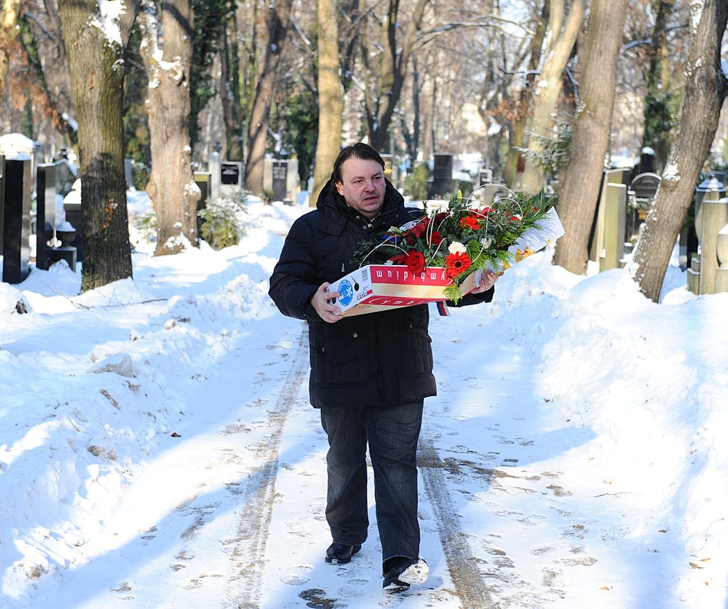 ŠWéf českého hokeje Tomáš Král s kyticí pro Ivana Hlinku.