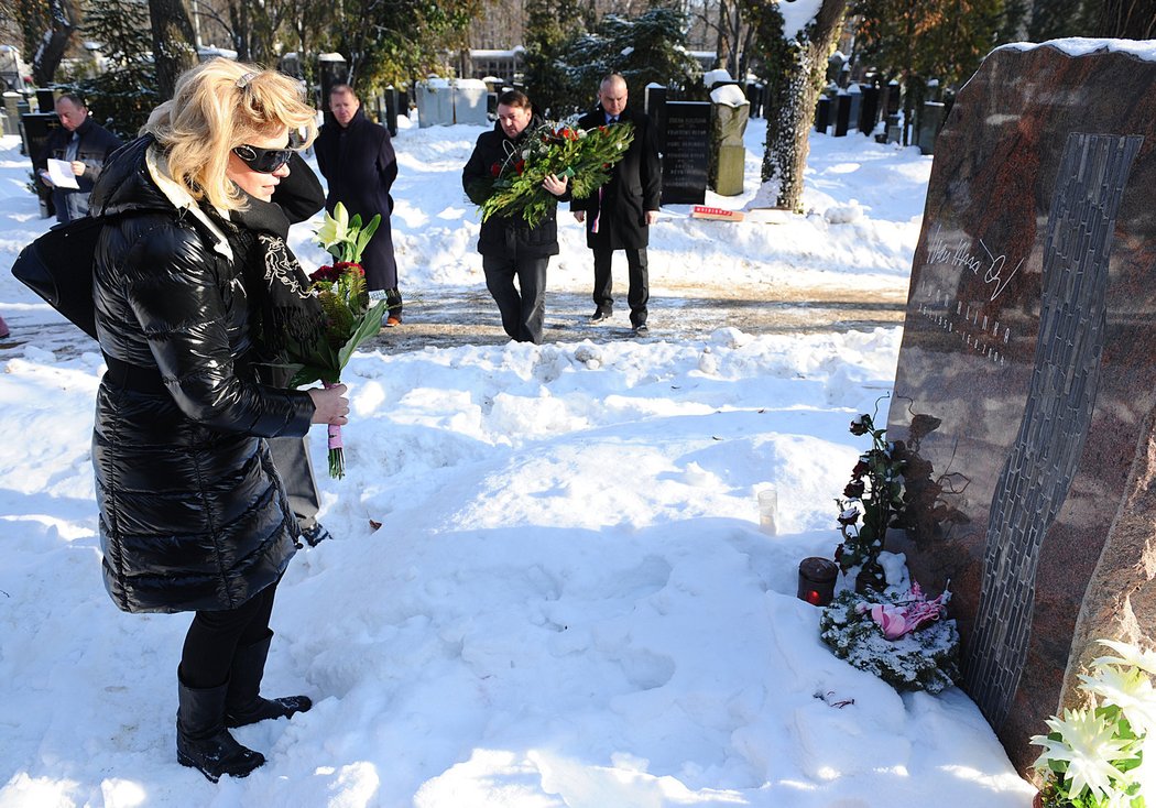 Liběna Hlinková pokládá kytici na hrob svého manžela.