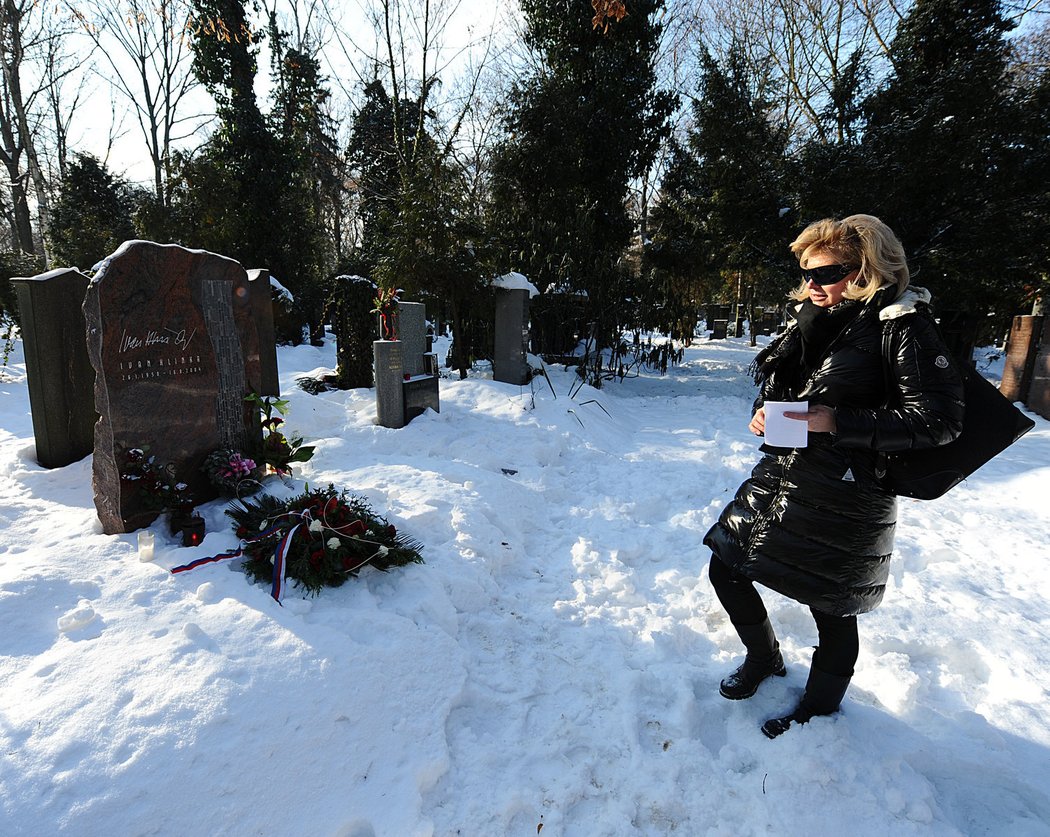 Liběna Hlinková u hrobu svého manžela.