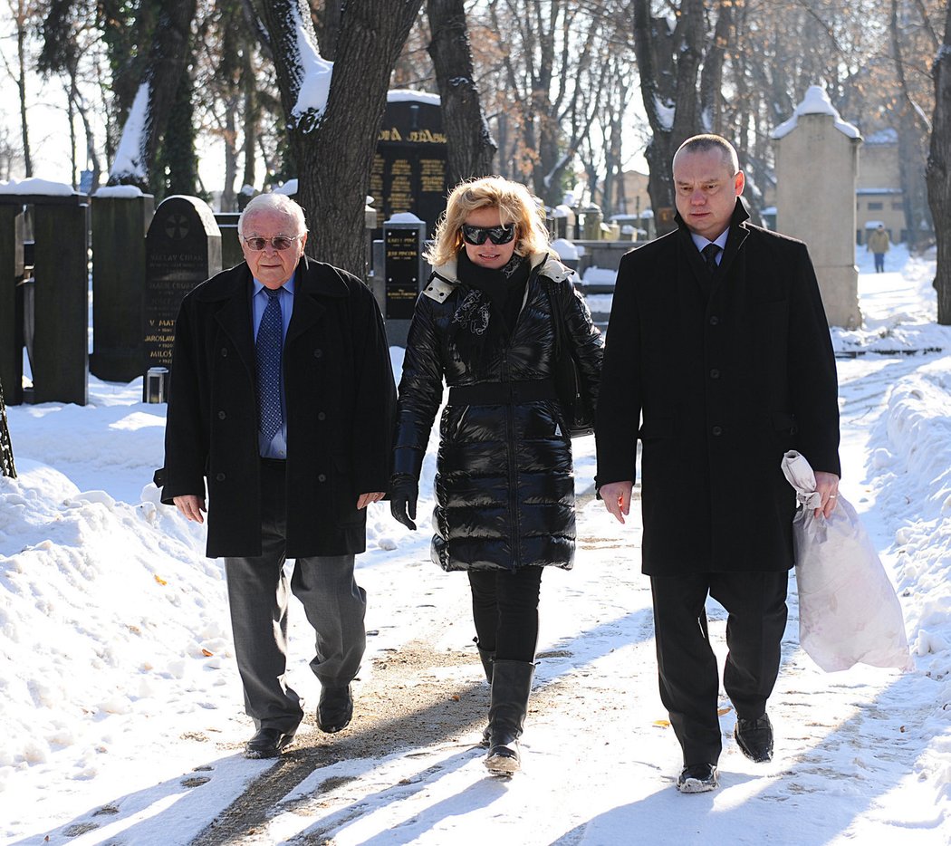 Karel Gut, Liběna Hlinková a Martin Urban (zleva) na cestě ke hrobu slavného trenéra.