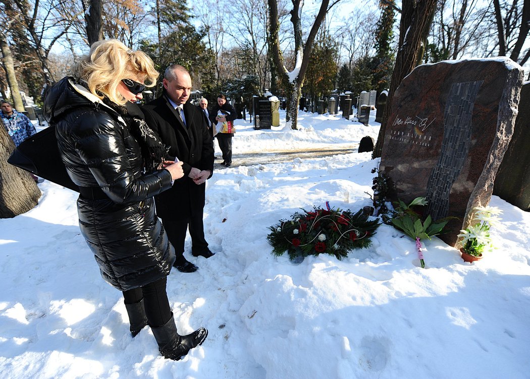 Liběna Hlinková před hrobem svého manžela.