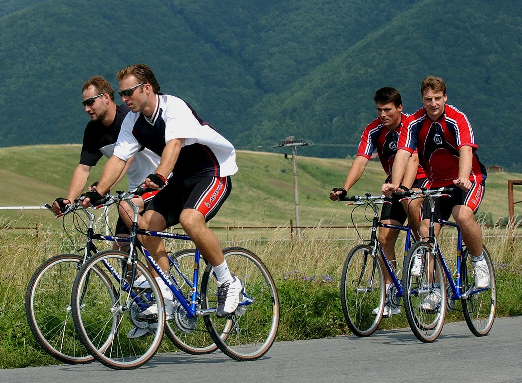 2002. Cyklovýlet v rámci Jágr teamu, Hnilička vyrazil na kolo společně s Janem Hlaváčem, Josef Melicharem a Janem Hrdinou.