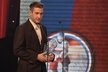 Jeden ze strůjců litvínovského titulu Pavel Francouz přebírá cenu pro nejlepšího brankáře sezony