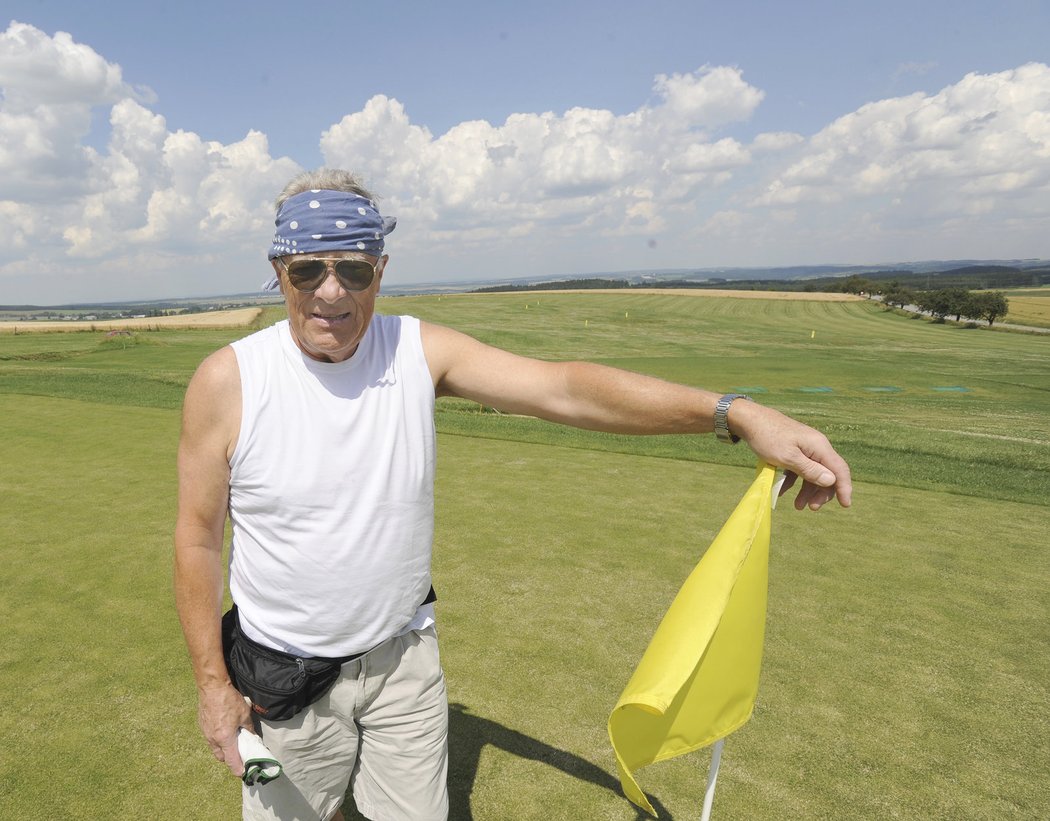 Jiří Holík na golfovém hřišti, kde se stará o perfektně střižený trávník