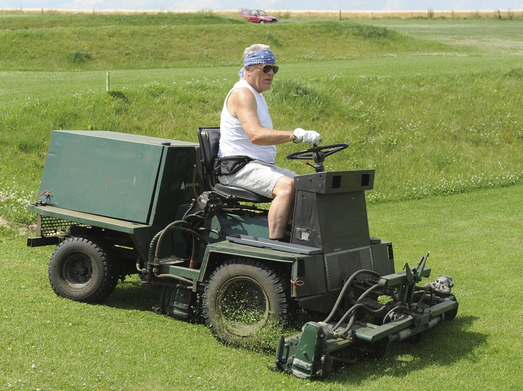 Hokejová legenda Jiří Holík tráví čas péčí o trávník na golfovém hřišti