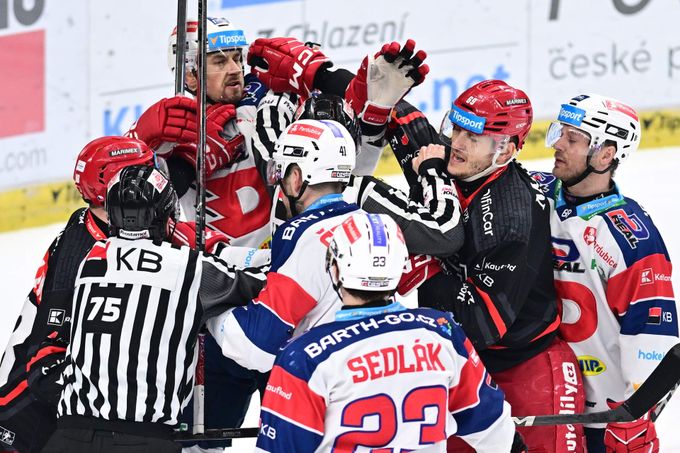ONLINE: Hradec - Pardubice 0:0. Boleslav vede nad Kladnem, stejně jako Třinec v Olomouci ONLINE: Hradec - Pardubice 0:0. Boleslav vede nad Kladnem, stejně jako Třinec v Olomouci