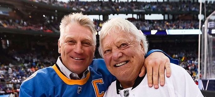 Legendární útočník NHL Brett Hull (vlevo) se svým neméně slavným otcem Bobbym Hullem