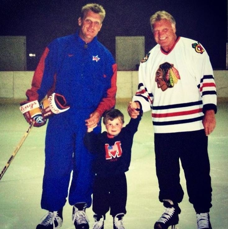 Legendy NHL Brett (vlevo) a Bobby Hull s malým Judem