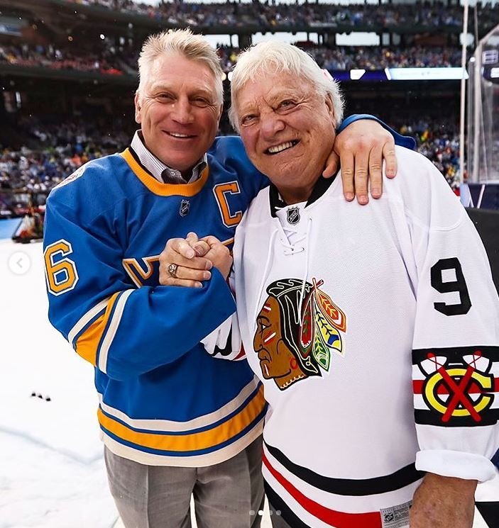 Legendární útočník NHL Brett Hull (vlevo) se svým neméně slavným otcem Bobbym Hullem