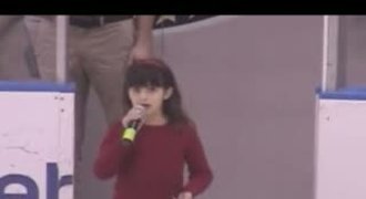 Dívce selhal při hymně mikrofon. Diváci jí pomohli