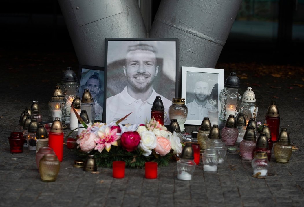 Svíčky na uctění památky zesnulého hokejisty Borise Sádeckého.
