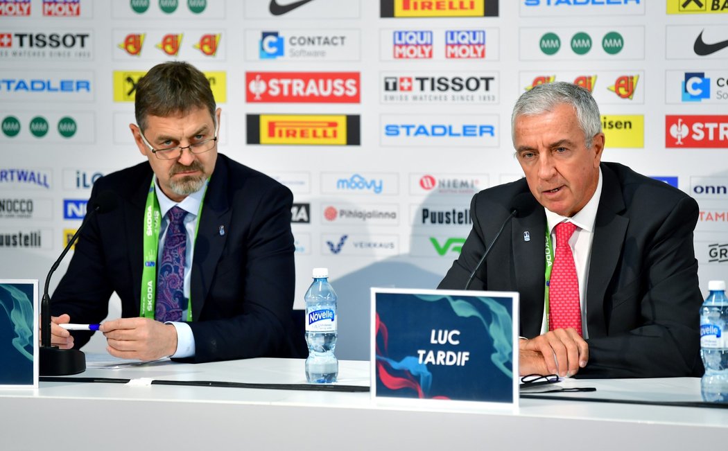 Viceprezident IIHF Petr Bříza s prezidentem Lucem Tardifem (vpravo) na tiskové konferenci