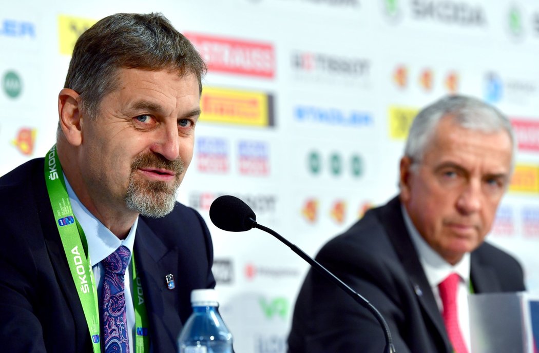 Viceprezident IIHF Petr Bříza na tiskové konferenci společně s prezidentem Lucem Tardifem