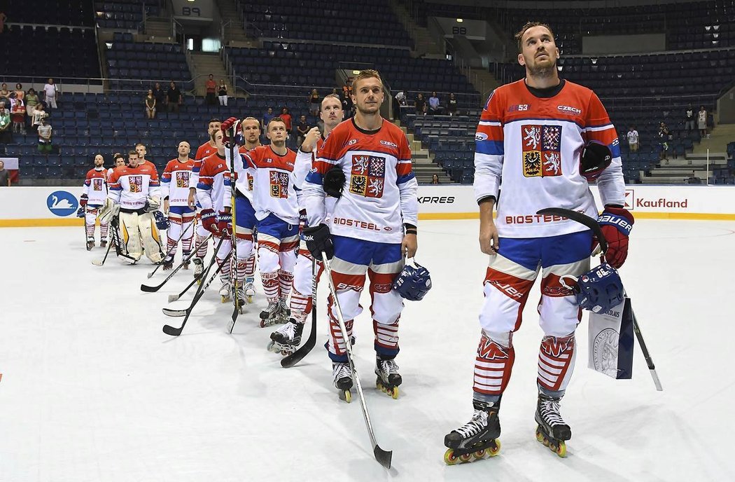 Čeští in-line hokejisté porazili ve čtvrtfinále mistrovství světa v Bratislavě Kanadu 8:2 a postupují do semifinále