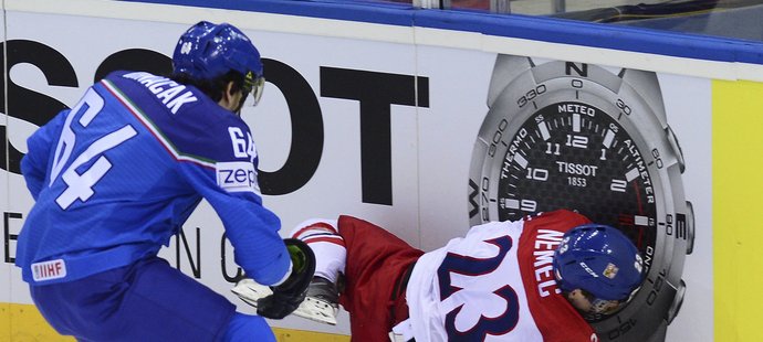 Ondřej Němec narazil do mantinelu, vlevo italský reprezentant s československými kořeny Brian Ihnacak