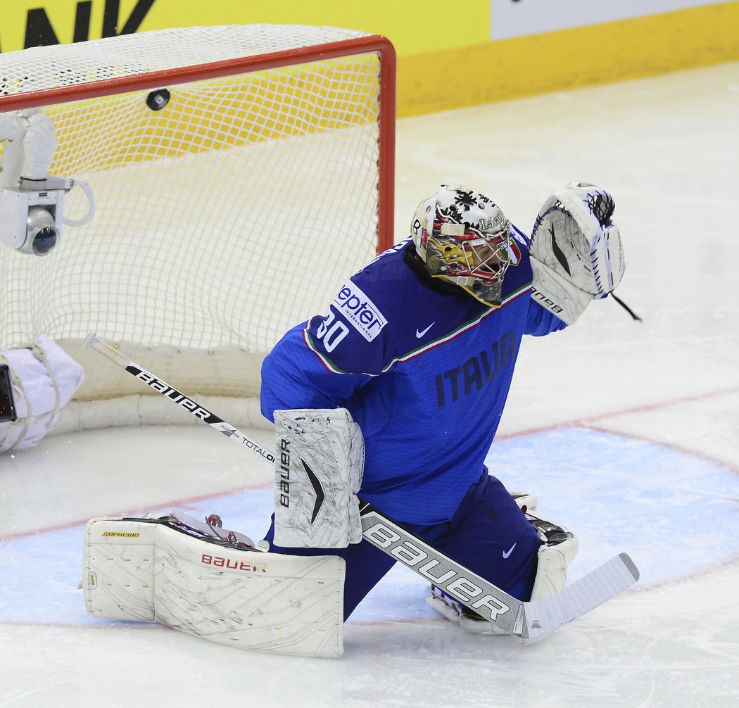 Gólman italské reprezentace Daniel Bellissimo byl na střelu Jiřího Sekáče ze začátku druhé třetiny krátký