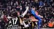 Fotbalisté Juventusu se radují z výhry nad AS Řím