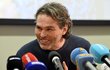 Jaromír Jágr rozdává úsměvy během tiskové konference u příležitosti svých 50. narozenin