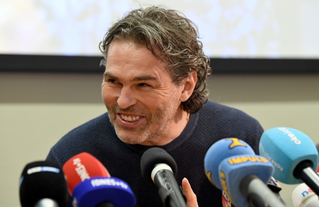 Jaromír Jágr rozdává úsměvy během tiskové konference u příležitosti svých 50. narozenin