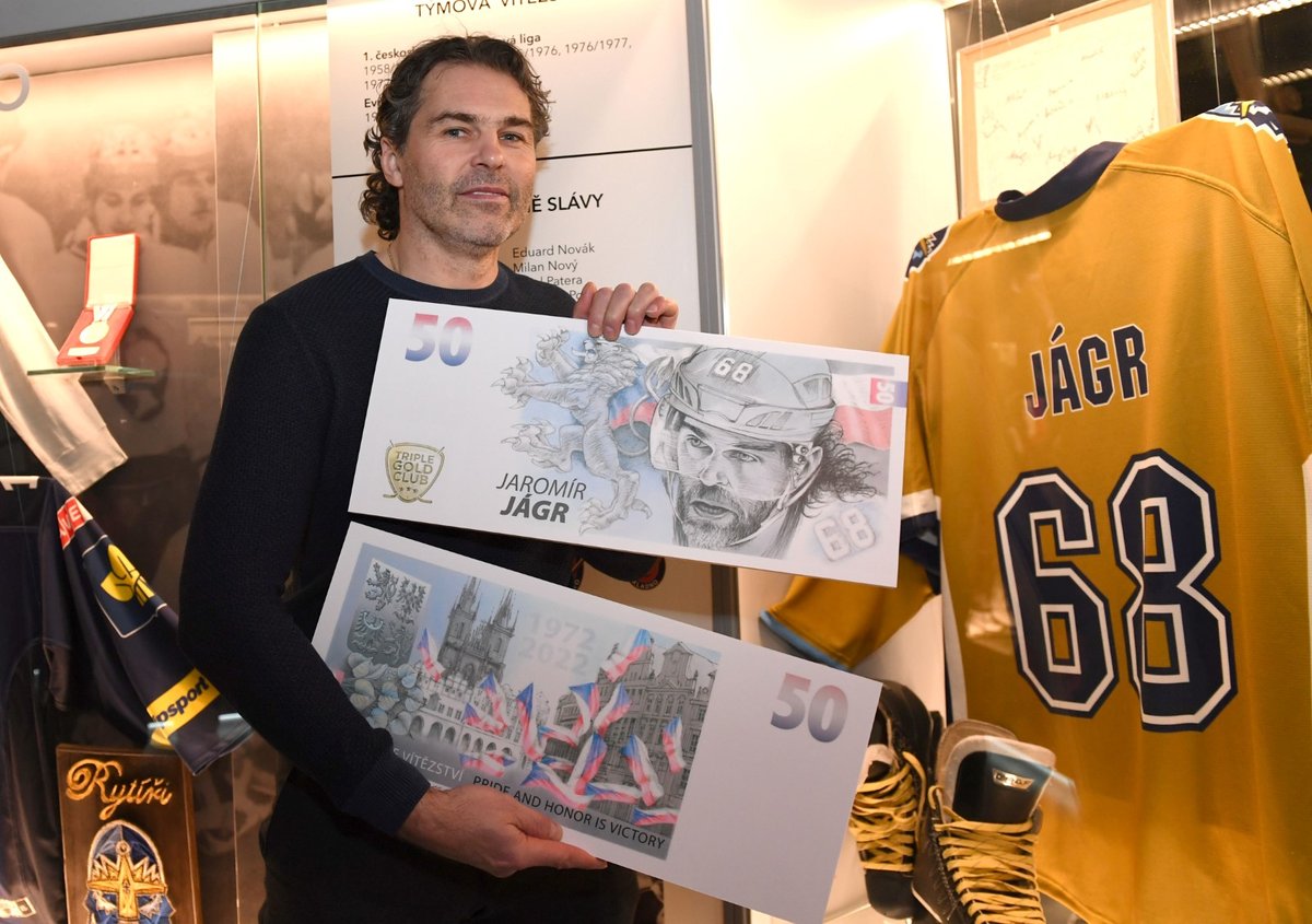 Jaromír Jágr pózuje s pamětní bankovkou, kterou dostal u příležitosti 50. narozenin