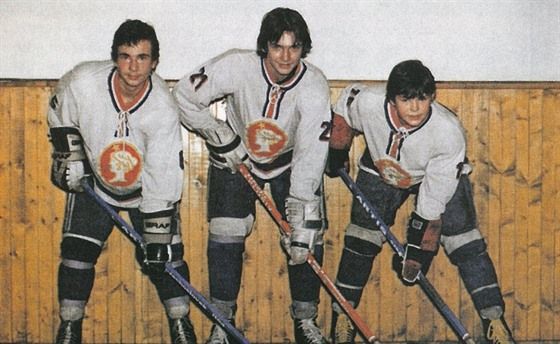 Jaromír Jágr (vpravo) a David Čermák (uprostřed), současný kouč Rytířů, na dobové fotografii. Jaromír Jágr (vpravo) a David Čermák (uprostřed), současný kouč Rytířů, na dobové fotografii.