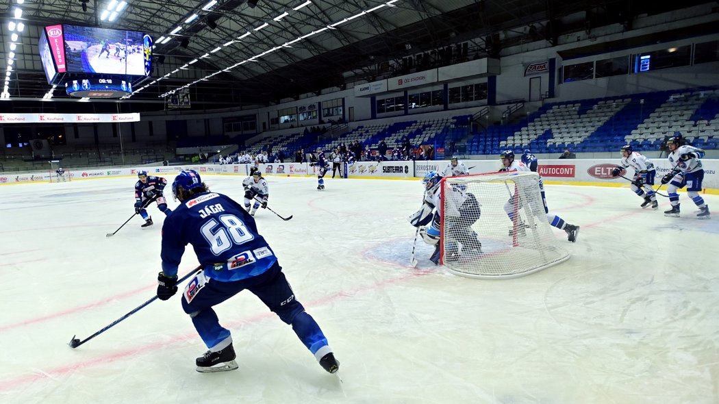 Legendární hokejový útočník Jaromír Jágr stále hraje za Kladno, se kterým se pokouší vrátit do extraligy