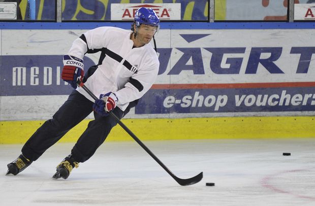 Jaromír Jágr se vrátil z dovolené v Mexiku a s Kladnem absolvoval první trénink na ledě Jaromír Jágr se vrátil z dovolené v Mexiku a s Kladnem absolvoval první trénink na ledě
