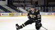 Hokejový útočník Jaromír Jágr se protahuje na ledě při focení v dresu Dallasu