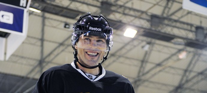 Hokejový útočník Jaromír Jágr se usmívá při focení v dresu jeho nového týmu