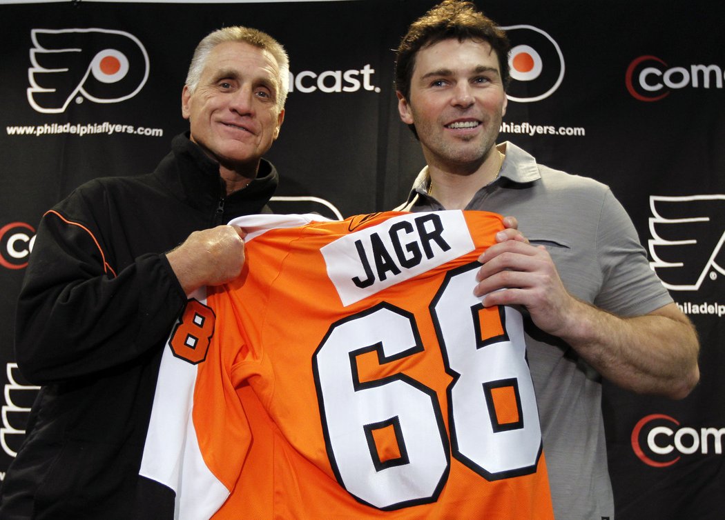 Jagr with Flyers GM Paul Holmgren.