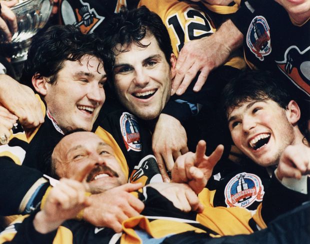Mario Lemieux, Brian Trottier, Rick Toccchet a Jaromír Jágr po zisku Stanley Cupu v roce 1992. Mario Lemieux, Brian Trottier, Rick Toccchet a Jaromír Jágr po zisku Stanley Cupu v roce 1992.